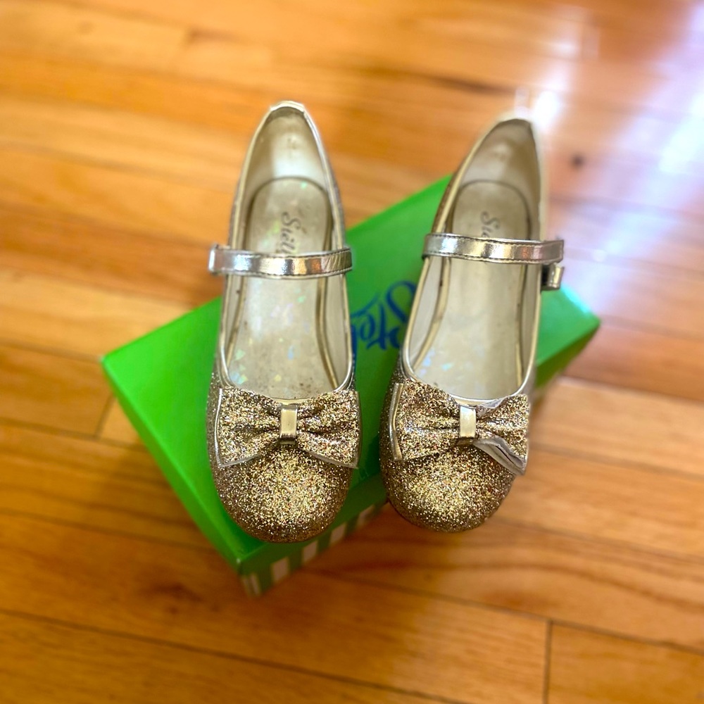 Girls size 2 gold glitter shoes
